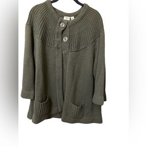 Gray knitted sweater with pockets